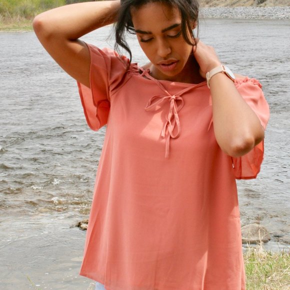 Peekaboo Shoulder Top - Picture 5 of 6